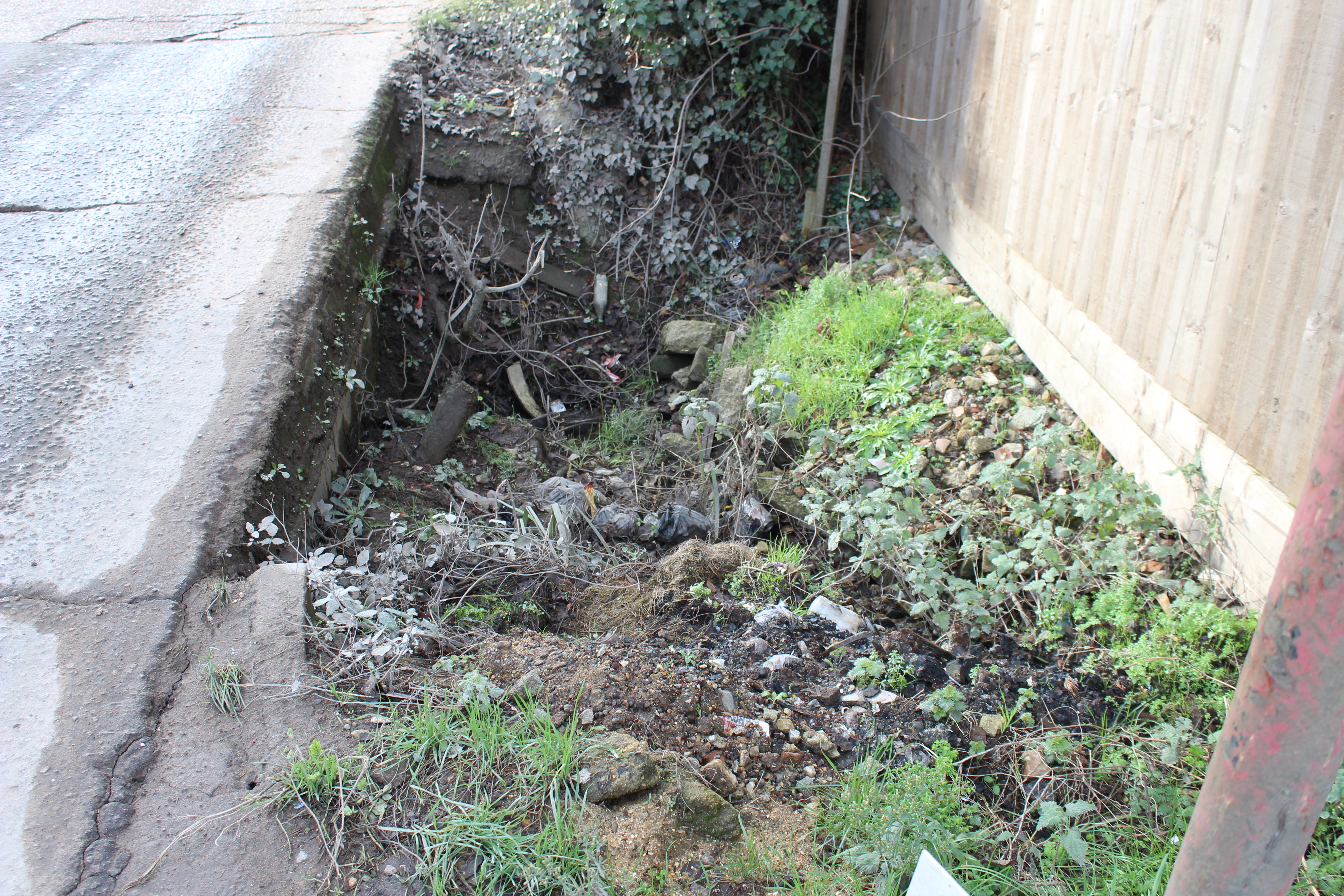 Wraysbury
        Drain at Feather's Lane